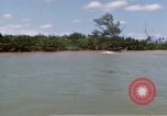 Image calme bateau rapide action dans la guerre de Vietnam Vietnam rivière Bassac, 1969, de la seconde 46 séquences d'archives historiques vidéo 65675055567