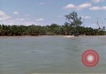 Image calme bateau rapide action dans la guerre de Vietnam Vietnam rivière Bassac, 1969, de la seconde 47 séquences d'archives historiques vidéo 65675055567