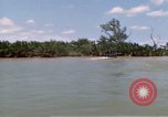 Image calme bateau rapide action dans la guerre de Vietnam Vietnam rivière Bassac, 1969, de la seconde 48 séquences d'archives historiques vidéo 65675055567