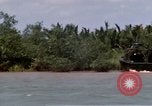 Image calme bateau rapide action dans la guerre de Vietnam Vietnam rivière Bassac, 1969, de la seconde 50 séquences d'archives historiques vidéo 65675055567