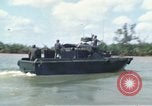 Immagine di Stati Uniti Fiume Marina pattugliano le barche sul Fiume Bassac Il Vietnam, 1969, secondo 1 filmato di repertorio 65675055568