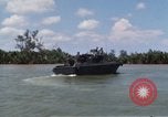 Immagine di Stati Uniti Fiume Marina pattugliano le barche sul Fiume Bassac Il Vietnam, 1969, secondo 5 filmato di repertorio 65675055568