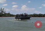 Immagine di Stati Uniti Fiume Marina pattugliano le barche sul Fiume Bassac Il Vietnam, 1969, secondo 6 filmato di repertorio 65675055568