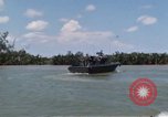 Immagine di Stati Uniti Fiume Marina pattugliano le barche sul Fiume Bassac Il Vietnam, 1969, secondo 7 filmato di repertorio 65675055568