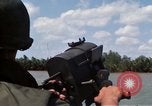 Immagine di Stati Uniti Fiume Marina pattugliano le barche sul Fiume Bassac Il Vietnam, 1969, secondo 13 filmato di repertorio 65675055568