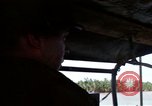 Immagine di Stati Uniti Fiume Marina pattugliano le barche sul Fiume Bassac Il Vietnam, 1969, secondo 18 filmato di repertorio 65675055568