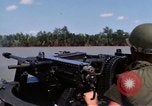 Immagine di Stati Uniti Fiume Marina pattugliano le barche sul Fiume Bassac Il Vietnam, 1969, secondo 49 filmato di repertorio 65675055568