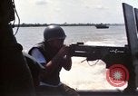 Immagine di Stati Uniti Fiume Marina pattugliano le barche sul Fiume Bassac Il Vietnam, 1969, secondo 57 filmato di repertorio 65675055568