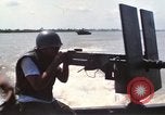 Immagine di Stati Uniti Fiume Marina pattugliano le barche sul Fiume Bassac Il Vietnam, 1969, secondo 58 filmato di repertorio 65675055568