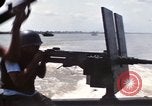 Immagine di Stati Uniti Fiume Marina pattugliano le barche sul Fiume Bassac Il Vietnam, 1969, secondo 60 filmato di repertorio 65675055568