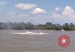Immagine di Stati Uniti Fiume Marina pattugliano le barche sul Fiume Bassac Il Vietnam, 1969, secondo 61 filmato di repertorio 65675055568