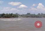 Immagine di Stati Uniti Fiume Marina pattugliano le barche sul Fiume Bassac Il Vietnam, 1969, secondo 62 filmato di repertorio 65675055568