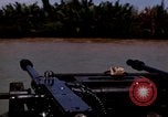 Immagine di I marinai americani fiume operativo motovedette sul fiume Bassac Il Vietnam, 1969, secondo 12 filmato di repertorio 65675055569