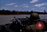 Immagine di I marinai americani fiume operativo motovedette sul fiume Bassac Il Vietnam, 1969, secondo 15 filmato di repertorio 65675055569