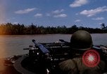 Immagine di I marinai americani fiume operativo motovedette sul fiume Bassac Il Vietnam, 1969, secondo 16 filmato di repertorio 65675055569