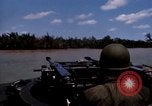 Immagine di I marinai americani fiume operativo motovedette sul fiume Bassac Il Vietnam, 1969, secondo 17 filmato di repertorio 65675055569