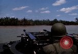 Immagine di I marinai americani fiume operativo motovedette sul fiume Bassac Il Vietnam, 1969, secondo 18 filmato di repertorio 65675055569