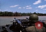 Immagine di I marinai americani fiume operativo motovedette sul fiume Bassac Il Vietnam, 1969, secondo 20 filmato di repertorio 65675055569