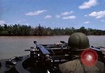Immagine di I marinai americani fiume operativo motovedette sul fiume Bassac Il Vietnam, 1969, secondo 21 filmato di repertorio 65675055569