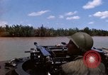Immagine di I marinai americani fiume operativo motovedette sul fiume Bassac Il Vietnam, 1969, secondo 22 filmato di repertorio 65675055569