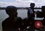 Immagine di I marinai americani fiume operativo motovedette sul fiume Bassac Il Vietnam, 1969, secondo 24 filmato di repertorio 65675055569