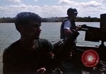 Immagine di I marinai americani fiume operativo motovedette sul fiume Bassac Il Vietnam, 1969, secondo 29 filmato di repertorio 65675055569
