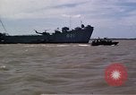 Immagine di Equipaggio a bordo di imbarcazione di pattuglia River Il Vietnam, 1967, secondo 10 filmato di repertorio 65675055570