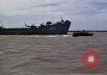 Immagine di Equipaggio a bordo di imbarcazione di pattuglia River Il Vietnam, 1967, secondo 11 filmato di repertorio 65675055570
