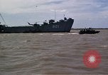 Immagine di Equipaggio a bordo di imbarcazione di pattuglia River Il Vietnam, 1967, secondo 12 filmato di repertorio 65675055570