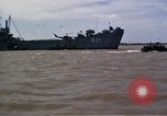 Immagine di Equipaggio a bordo di imbarcazione di pattuglia River Il Vietnam, 1967, secondo 14 filmato di repertorio 65675055570