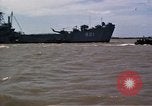 Immagine di Equipaggio a bordo di imbarcazione di pattuglia River Il Vietnam, 1967, secondo 15 filmato di repertorio 65675055570