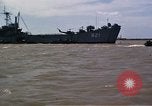 Immagine di Equipaggio a bordo di imbarcazione di pattuglia River Il Vietnam, 1967, secondo 16 filmato di repertorio 65675055570