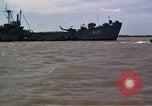 Immagine di Equipaggio a bordo di imbarcazione di pattuglia River Il Vietnam, 1967, secondo 17 filmato di repertorio 65675055570