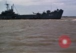 Immagine di Equipaggio a bordo di imbarcazione di pattuglia River Il Vietnam, 1967, secondo 18 filmato di repertorio 65675055570