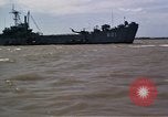 Immagine di Equipaggio a bordo di imbarcazione di pattuglia River Il Vietnam, 1967, secondo 19 filmato di repertorio 65675055570