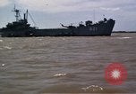 Immagine di Equipaggio a bordo di imbarcazione di pattuglia River Il Vietnam, 1967, secondo 20 filmato di repertorio 65675055570