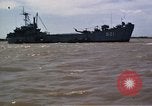 Immagine di Equipaggio a bordo di imbarcazione di pattuglia River Il Vietnam, 1967, secondo 21 filmato di repertorio 65675055570