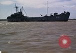 Immagine di Equipaggio a bordo di imbarcazione di pattuglia River Il Vietnam, 1967, secondo 22 filmato di repertorio 65675055570