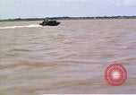 Immagine di Equipaggio a bordo di imbarcazione di pattuglia River Il Vietnam, 1967, secondo 24 filmato di repertorio 65675055570