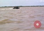 Immagine di Equipaggio a bordo di imbarcazione di pattuglia River Il Vietnam, 1967, secondo 25 filmato di repertorio 65675055570