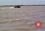Immagine di Equipaggio a bordo di imbarcazione di pattuglia River Il Vietnam, 1967, secondo 26 filmato di repertorio 65675055570