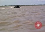 Immagine di Equipaggio a bordo di imbarcazione di pattuglia River Il Vietnam, 1967, secondo 27 filmato di repertorio 65675055570