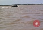 Immagine di Equipaggio a bordo di imbarcazione di pattuglia River Il Vietnam, 1967, secondo 28 filmato di repertorio 65675055570