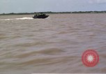 Immagine di Equipaggio a bordo di imbarcazione di pattuglia River Il Vietnam, 1967, secondo 29 filmato di repertorio 65675055570