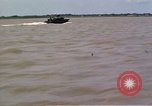 Immagine di Equipaggio a bordo di imbarcazione di pattuglia River Il Vietnam, 1967, secondo 30 filmato di repertorio 65675055570