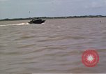 Immagine di Equipaggio a bordo di imbarcazione di pattuglia River Il Vietnam, 1967, secondo 31 filmato di repertorio 65675055570