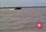 Immagine di Equipaggio a bordo di imbarcazione di pattuglia River Il Vietnam, 1967, secondo 32 filmato di repertorio 65675055570