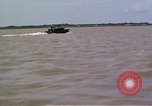 Immagine di Equipaggio a bordo di imbarcazione di pattuglia River Il Vietnam, 1967, secondo 33 filmato di repertorio 65675055570