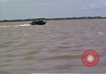 Immagine di Equipaggio a bordo di imbarcazione di pattuglia River Il Vietnam, 1967, secondo 34 filmato di repertorio 65675055570