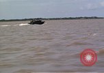 Immagine di Equipaggio a bordo di imbarcazione di pattuglia River Il Vietnam, 1967, secondo 35 filmato di repertorio 65675055570